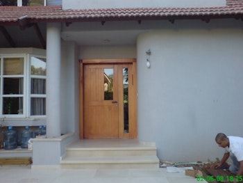 שליכט חיצוני, ריצוף שיש כניסה, בניית אדניות ושביל גישה מבטון ועץ