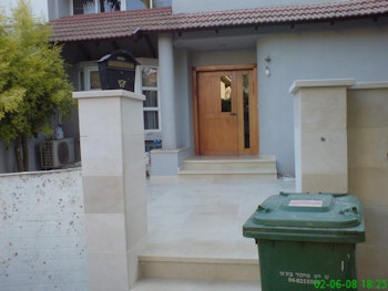 שליכט חיצוני, ריצוף שיש כניסה, בניית אדניות ושביל גישה מבטון ועץ