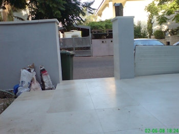 שליכט חיצוני, ריצוף שיש כניסה, בניית אדניות ושביל גישה מבטון ועץ