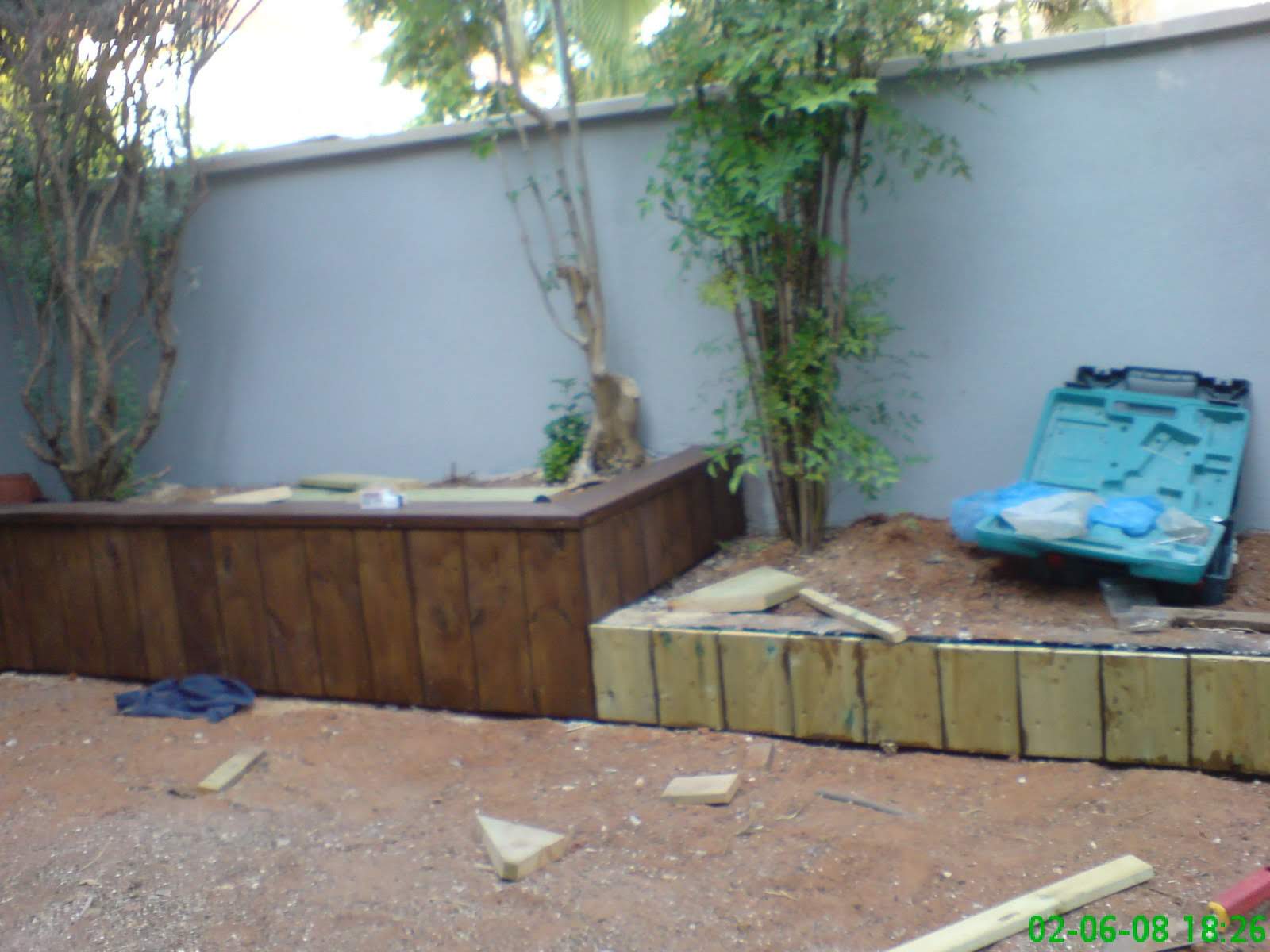 שליכט חיצוני, ריצוף שיש כניסה, בניית אדניות ושביל גישה מבטון ועץ