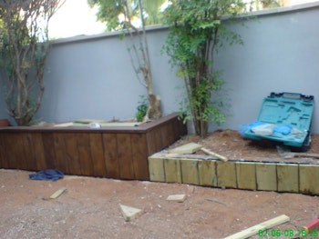 שליכט חיצוני, ריצוף שיש כניסה, בניית אדניות ושביל גישה מבטון ועץ