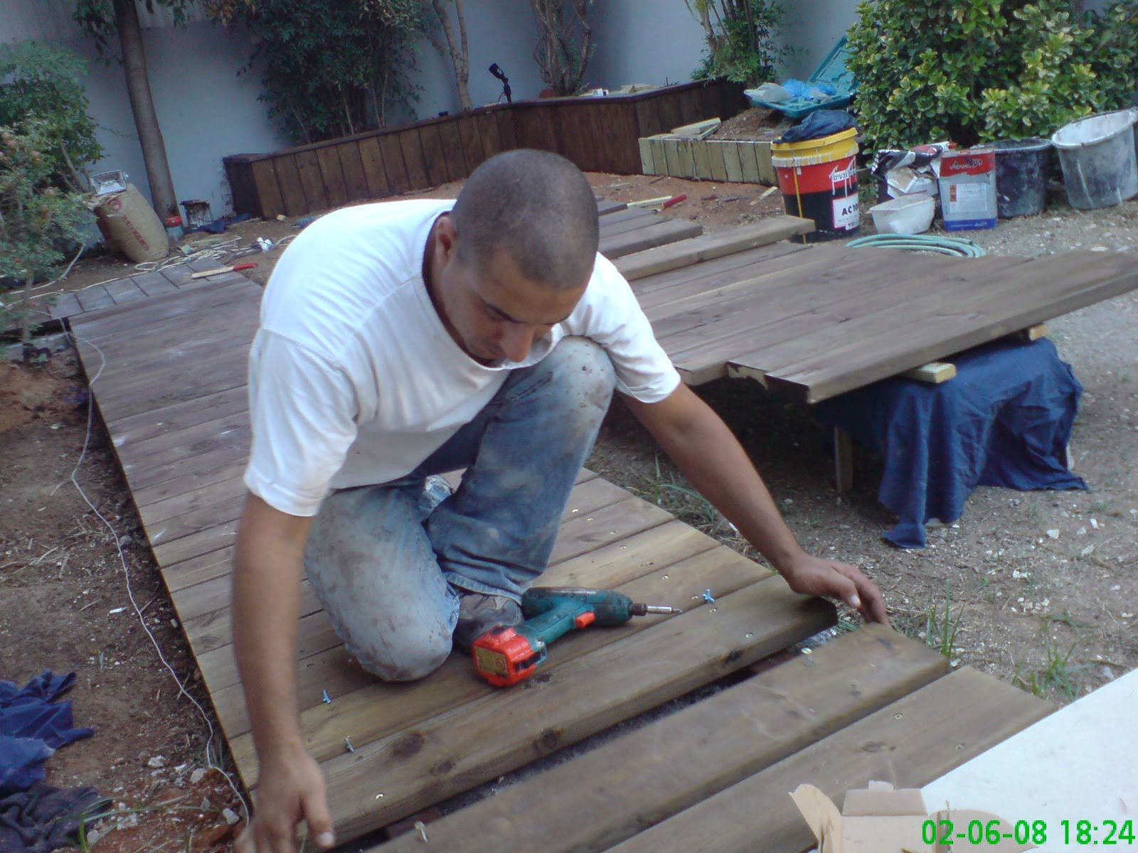 שליכט חיצוני, ריצוף שיש כניסה, בניית אדניות ושביל גישה מבטון ועץ