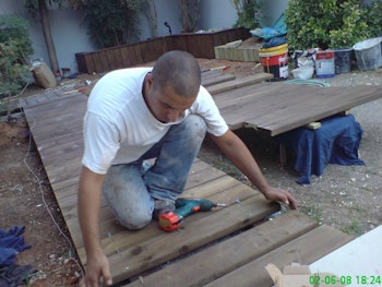 שליכט חיצוני, ריצוף שיש כניסה, בניית אדניות ושביל גישה מבטון ועץ