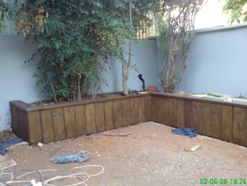 שליכט חיצוני, ריצוף שיש כניסה, בניית אדניות ושביל גישה מבטון ועץ