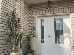 כניסה לבית פרטי עם דלת לבנה