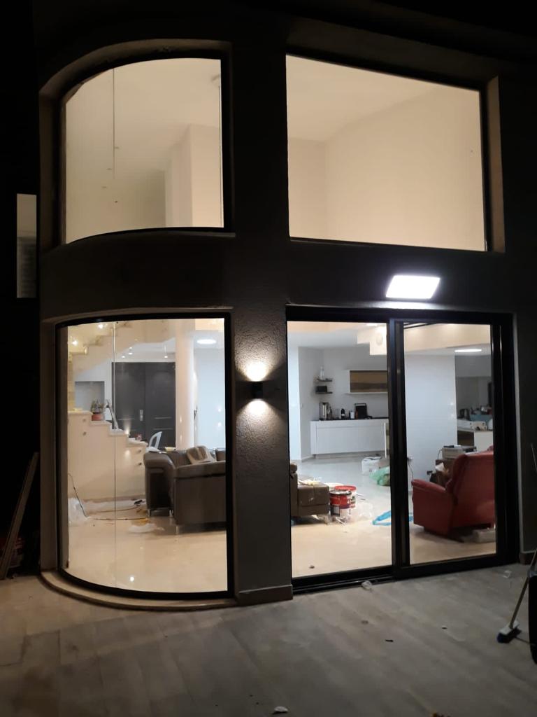 חלונות ודלתות אלומיניום