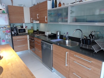 החלפת דלתות במטבח, במבוק.