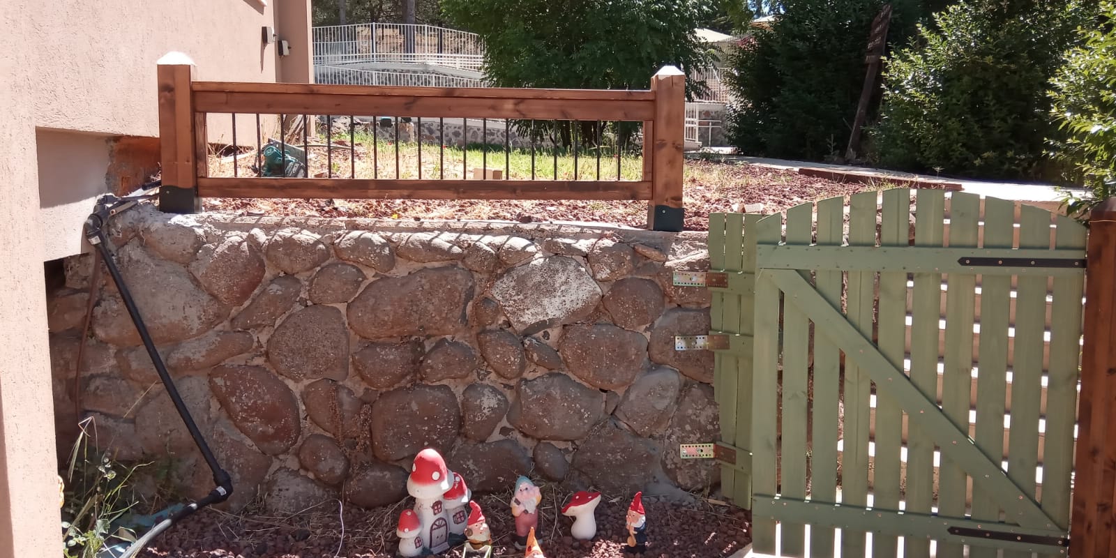 שערים וגדרות מעץ