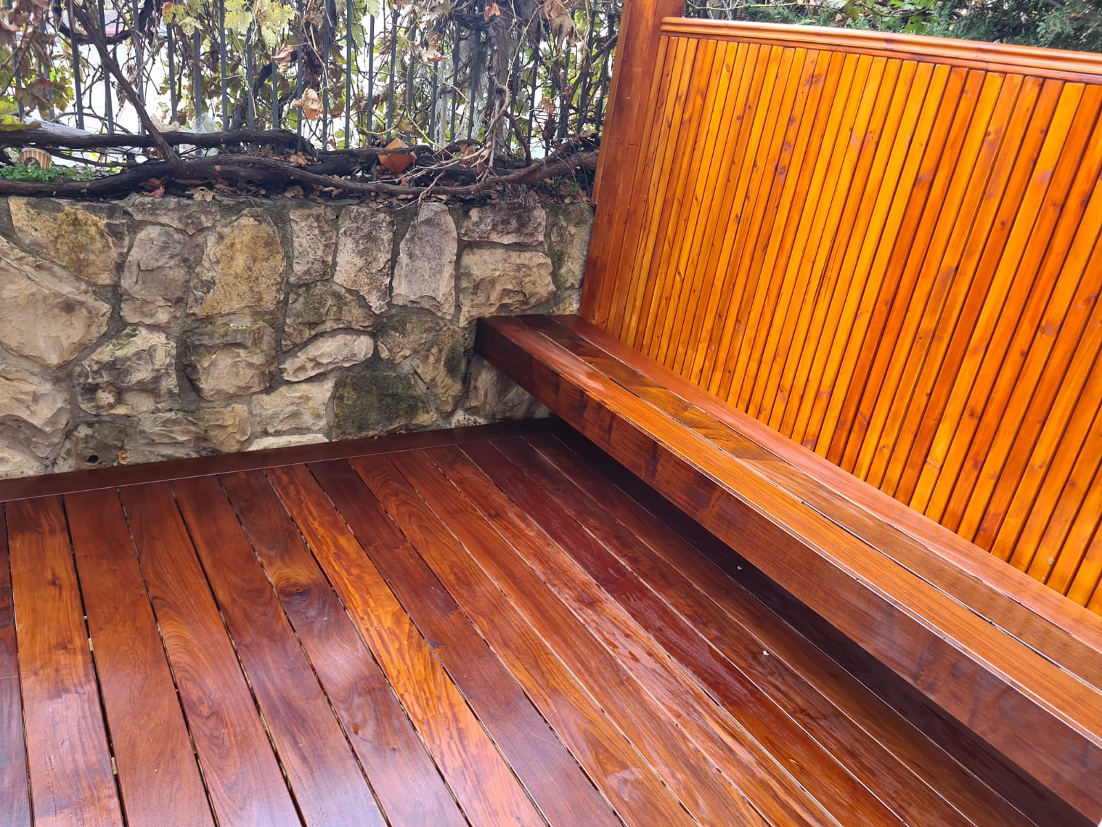 ייצור והתקנת דקים