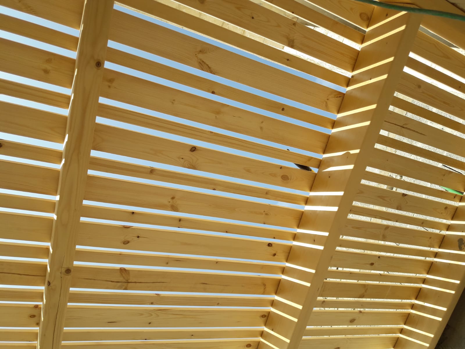 גגות רעפים פרגולות ודקים