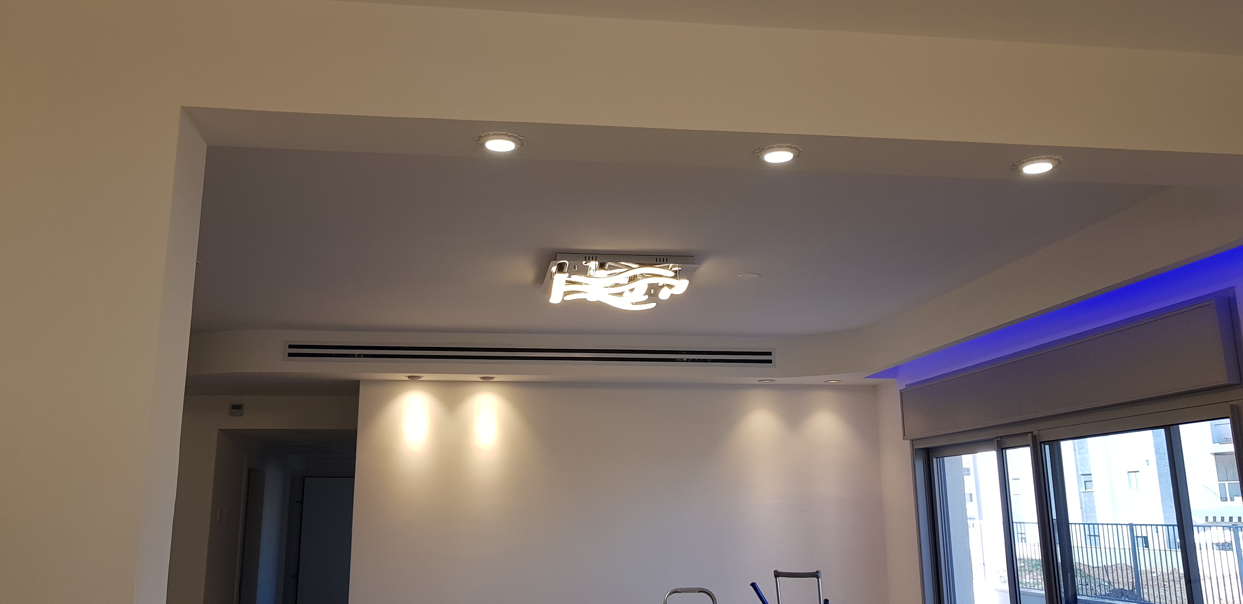 עבודות גבס עיצובי בשילוב תקרה מתוחה