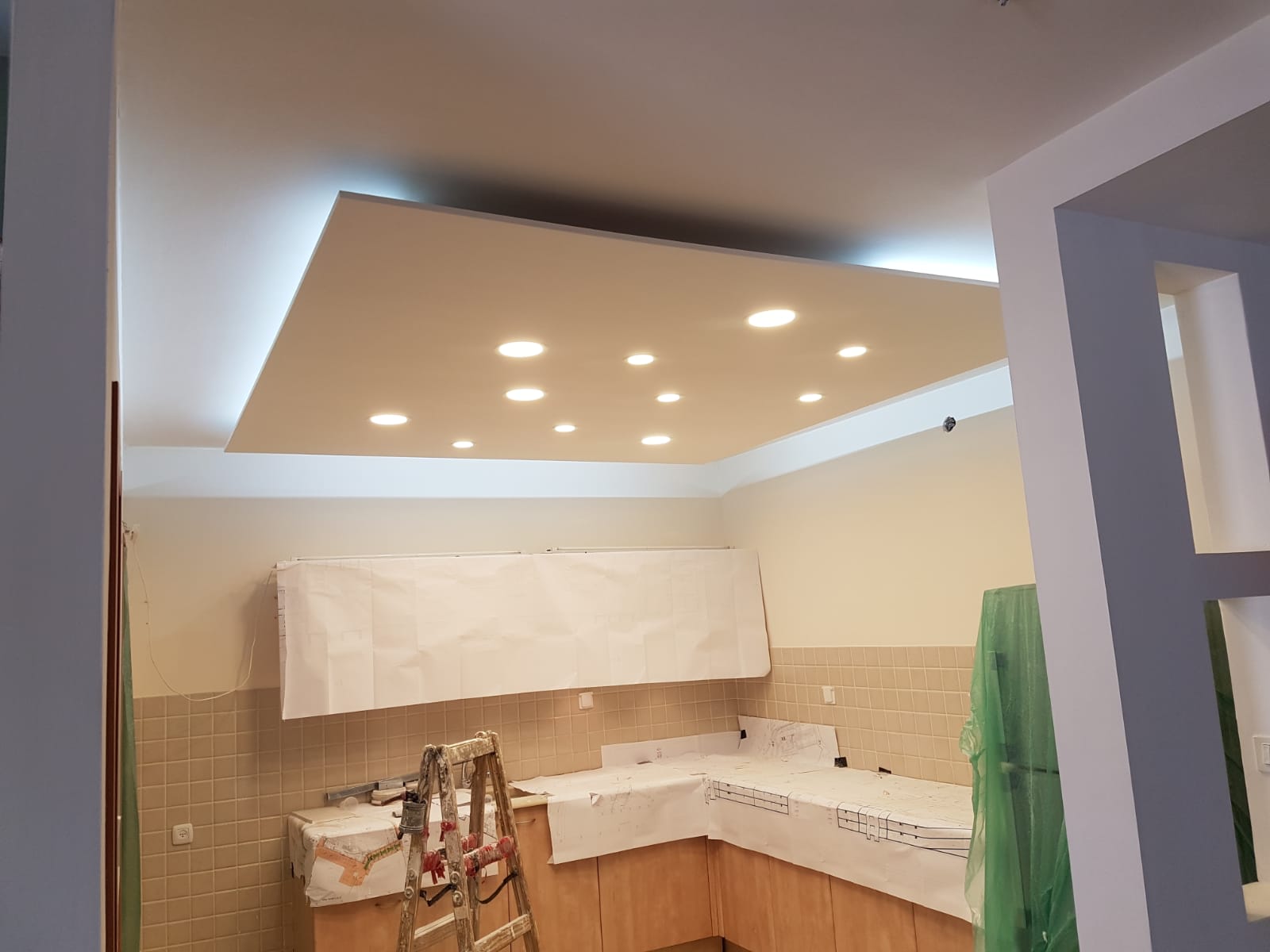 עבודות גבס עיצובי בשילוב תקרה מתוחה