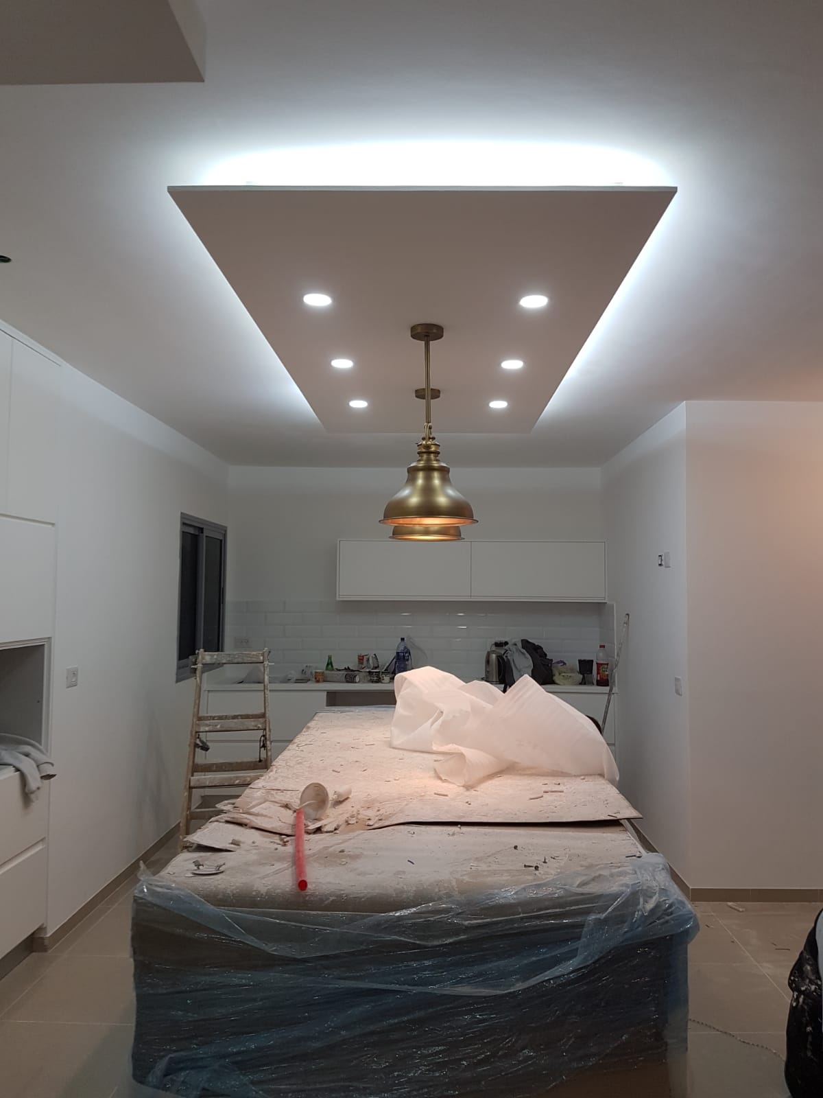 עבודות גבס עיצובי בשילוב תקרה מתוחה