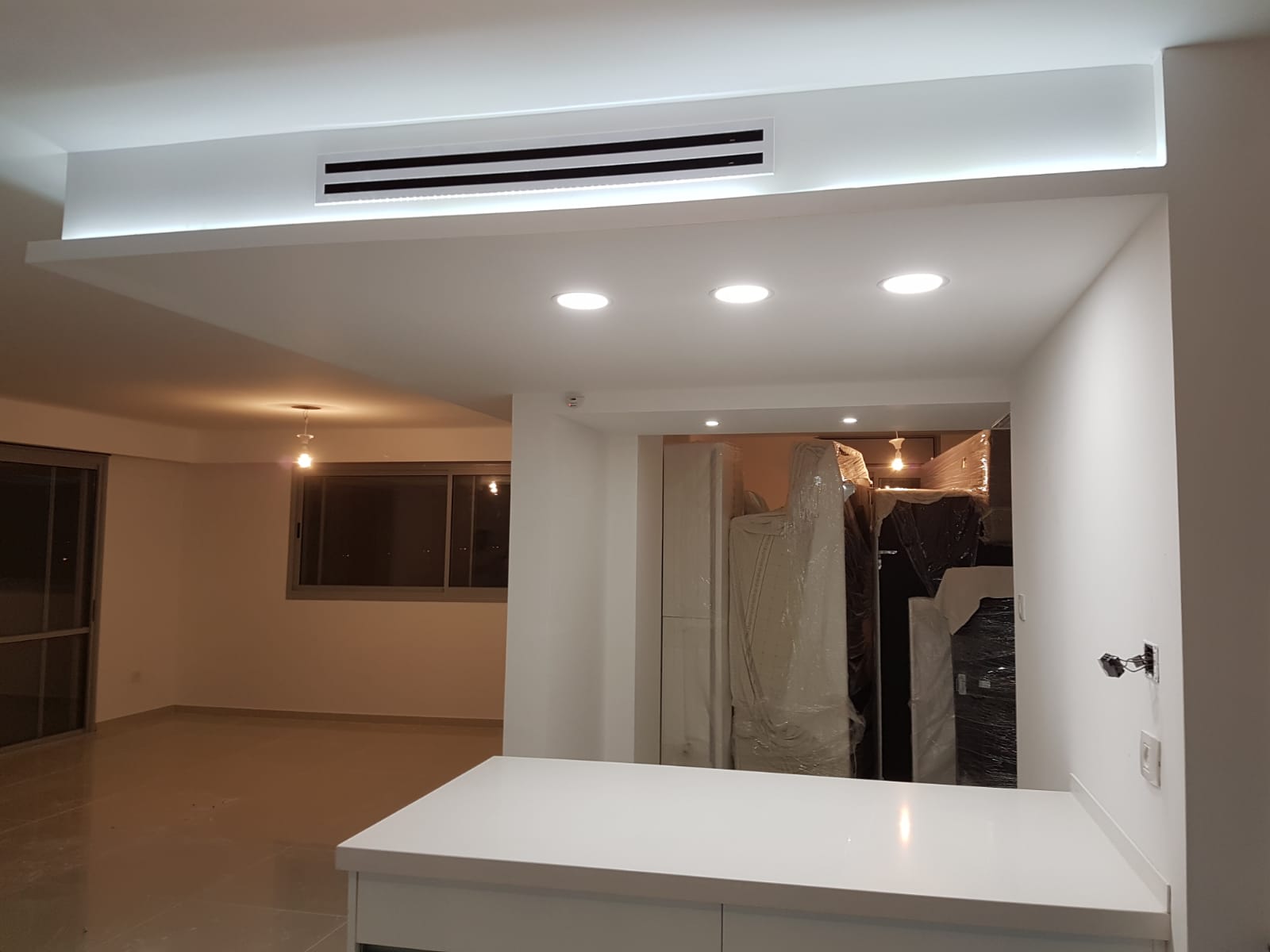 עבודות גבס עיצובי בשילוב תקרה מתוחה