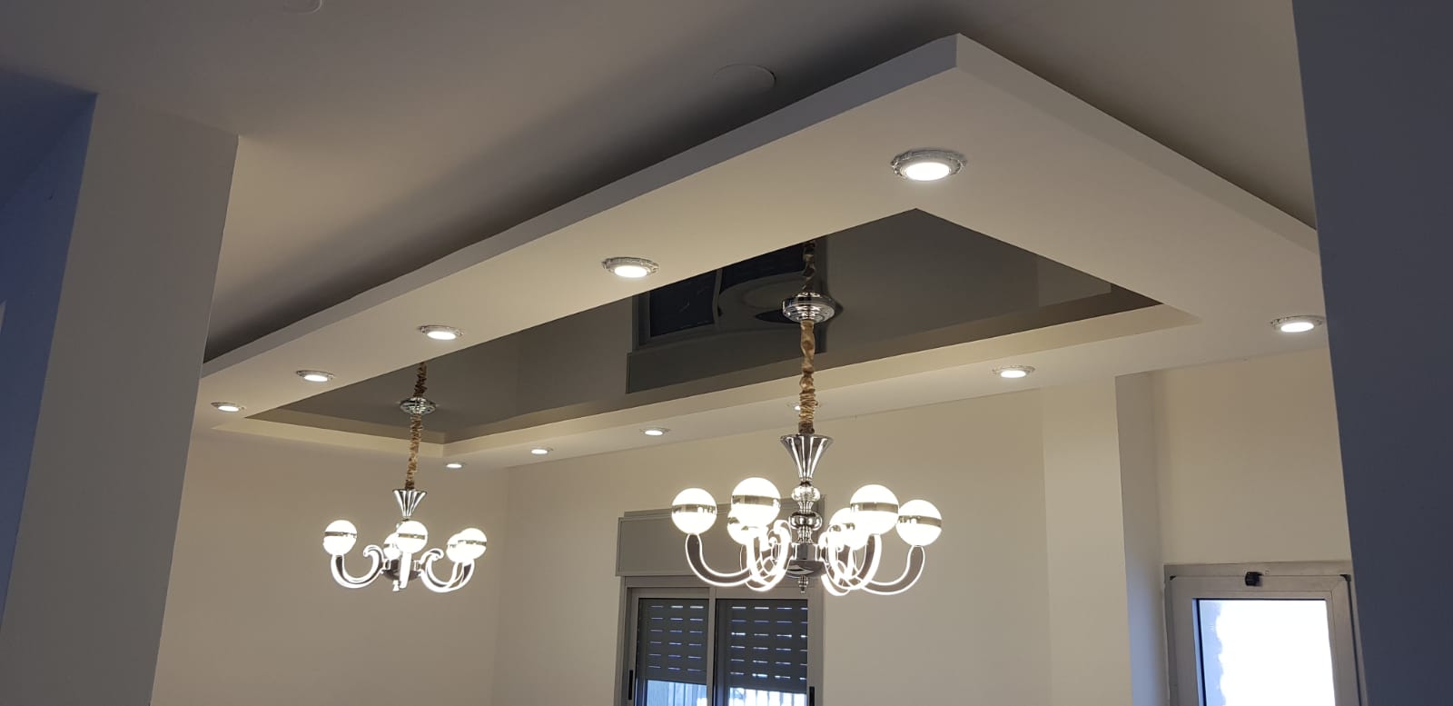 עבודות גבס עיצובי בשילוב תקרה מתוחה