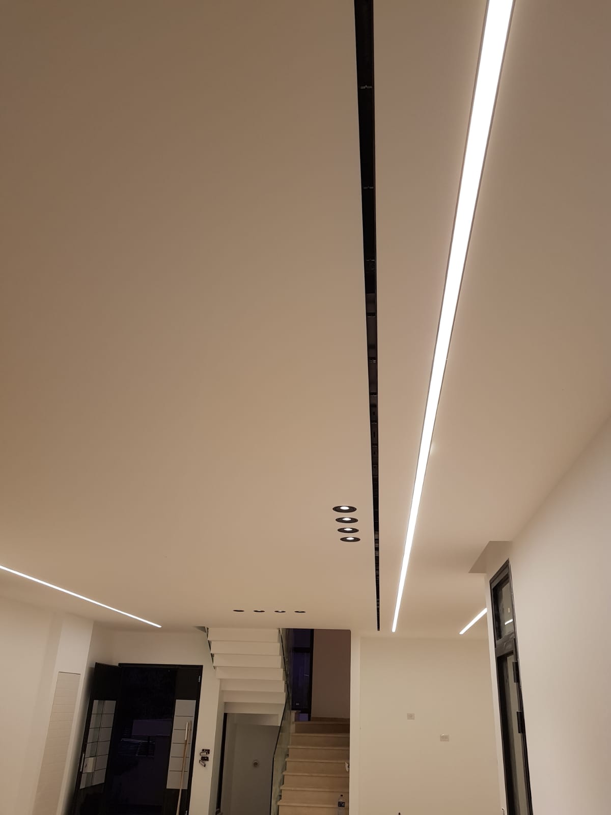 עבודות גבס עיצובי בשילוב תקרה מתוחה