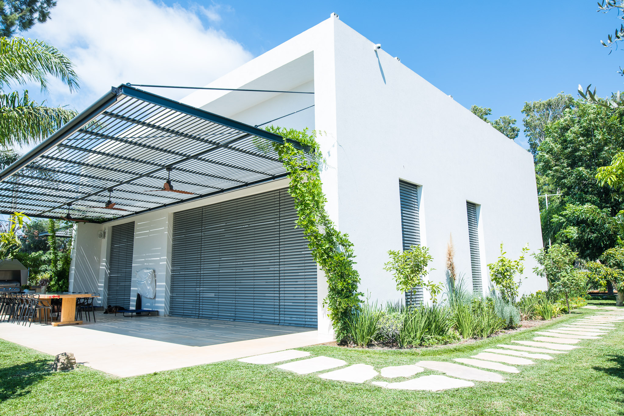 בית פרטי בנחלה בשרון + בית אורחים + בריכה.