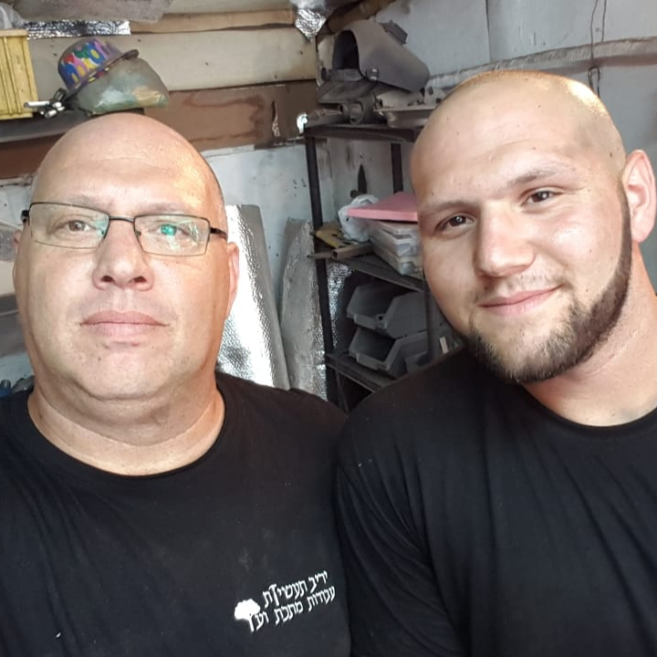 יריב תעשיות - מתקין דקים ופרגולות , תמונת פנים