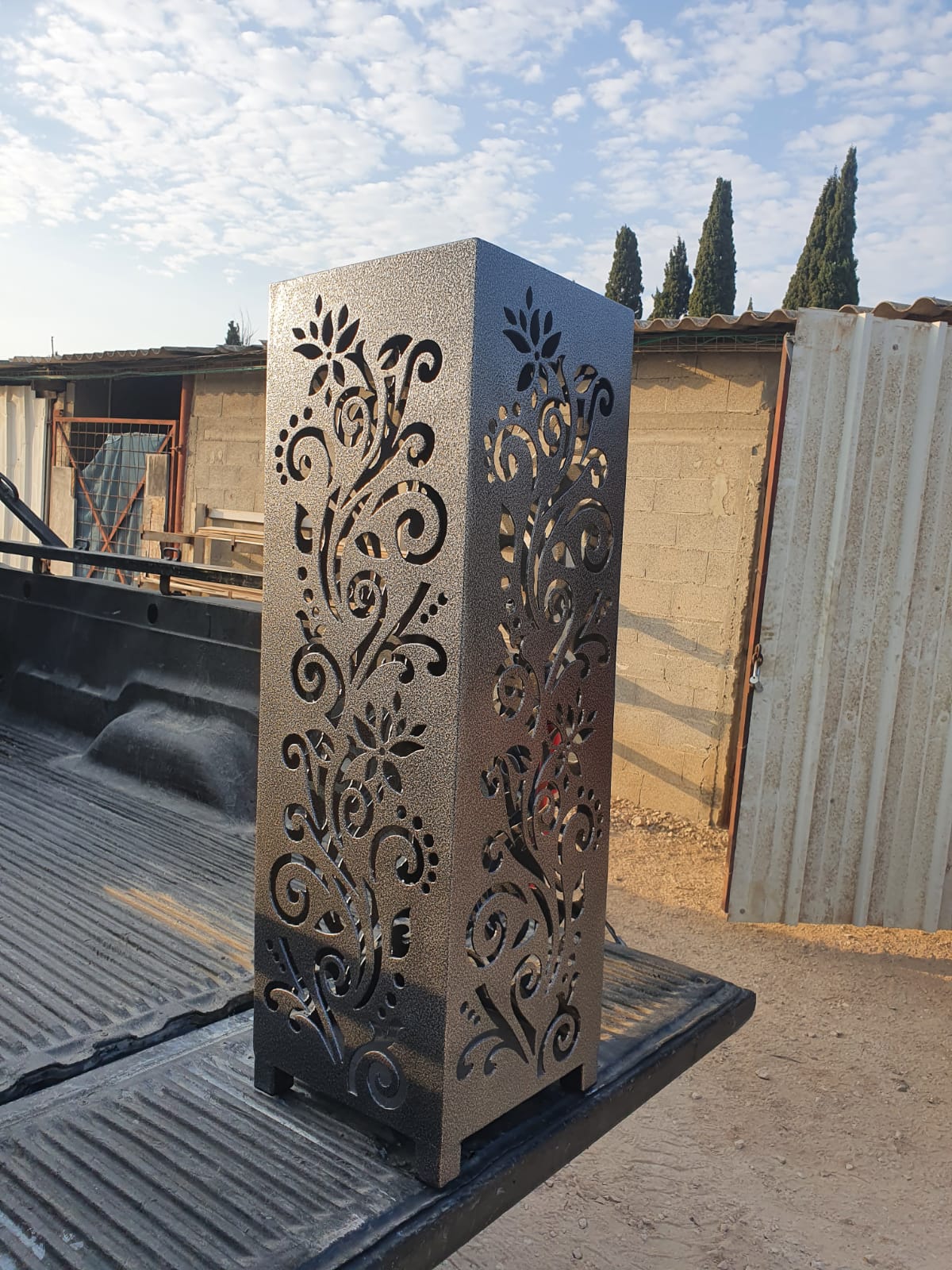 עיצובים לבית ולגינה ממתכת