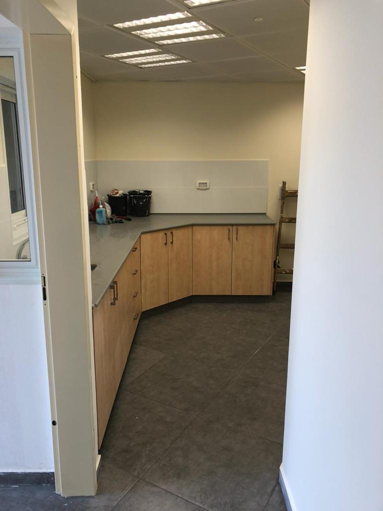 שיפוץ משרד בבסיס צבאי