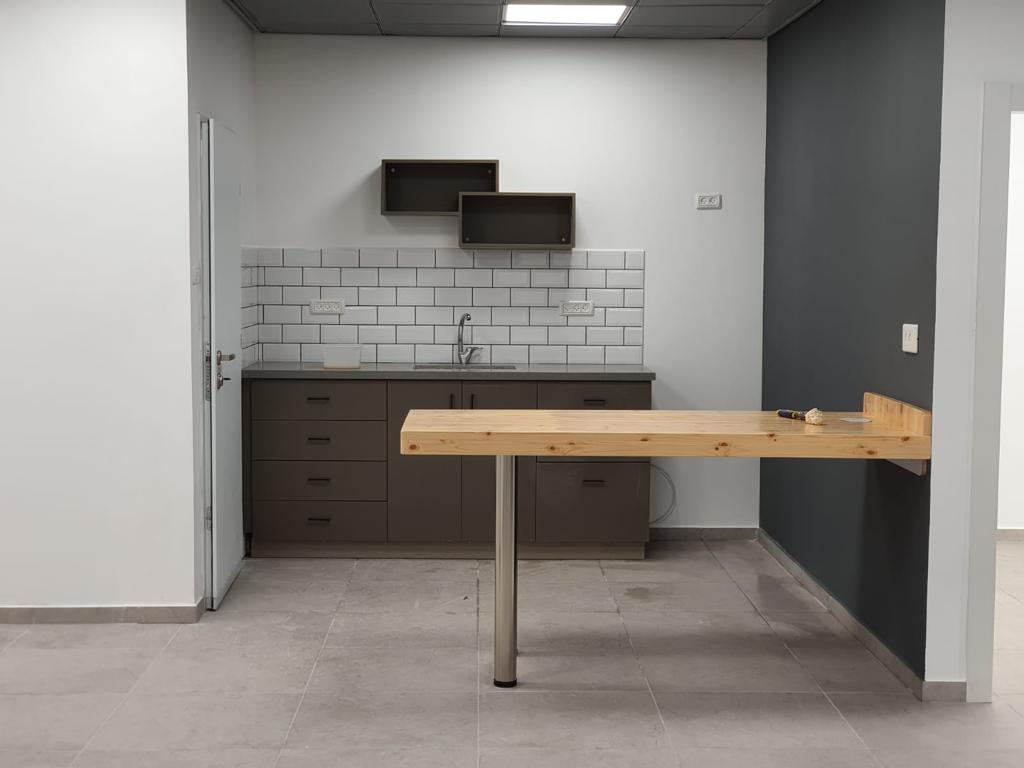 שיפוץ משרד בבסיס צבאי