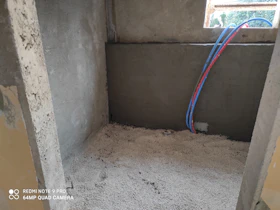 אמבטיה בתהליך שיפוץ