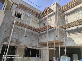 פיגומים על קיר חיצוני לבית פרטי