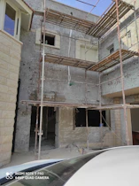 פיגומים על קיר חיצוני מבט אחורי