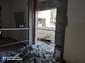 שבירת קיר ליציאה לחצר