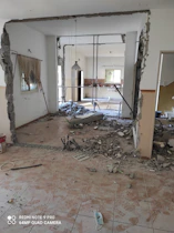 שבירת קיר פנימי בין החללים בבית