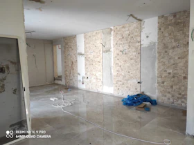 אבנים משולבות בקיר פנימי