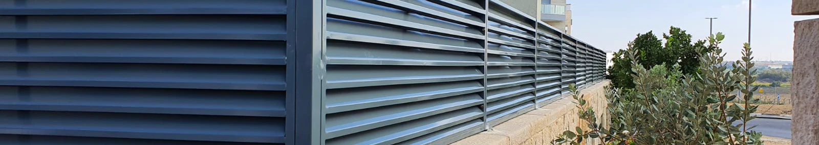 צילום מעבודה של מסגריית אילן