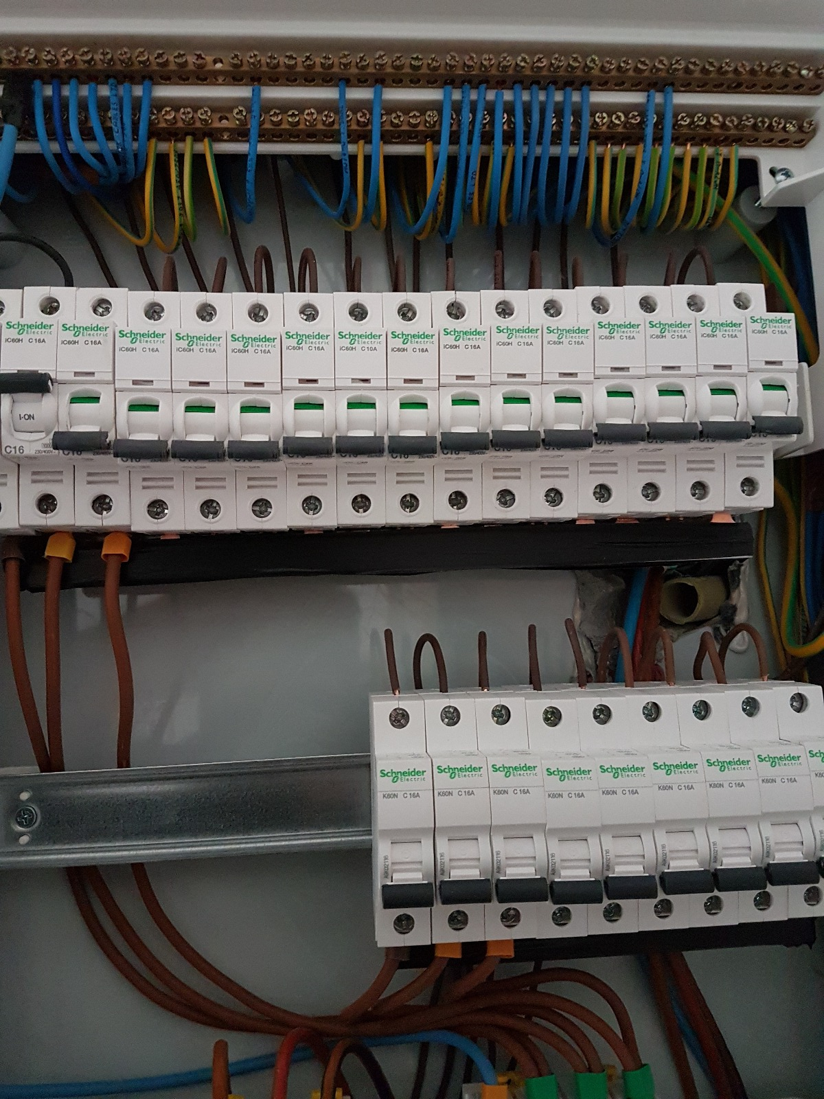 עבודת חשמל וריצוף במסעדה