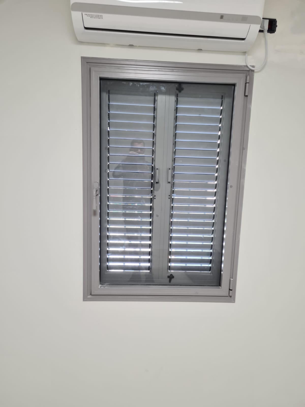 חלונות עם תריסים