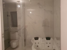 מקלחת משופצת מהייסוד עם דלתות שקופות