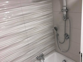 מקלחת משופצת עם אמבטיה חדשה