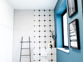 שירותים מעוצבים, עם קיר כחול וריצוף קרמיקה שחור - לבן