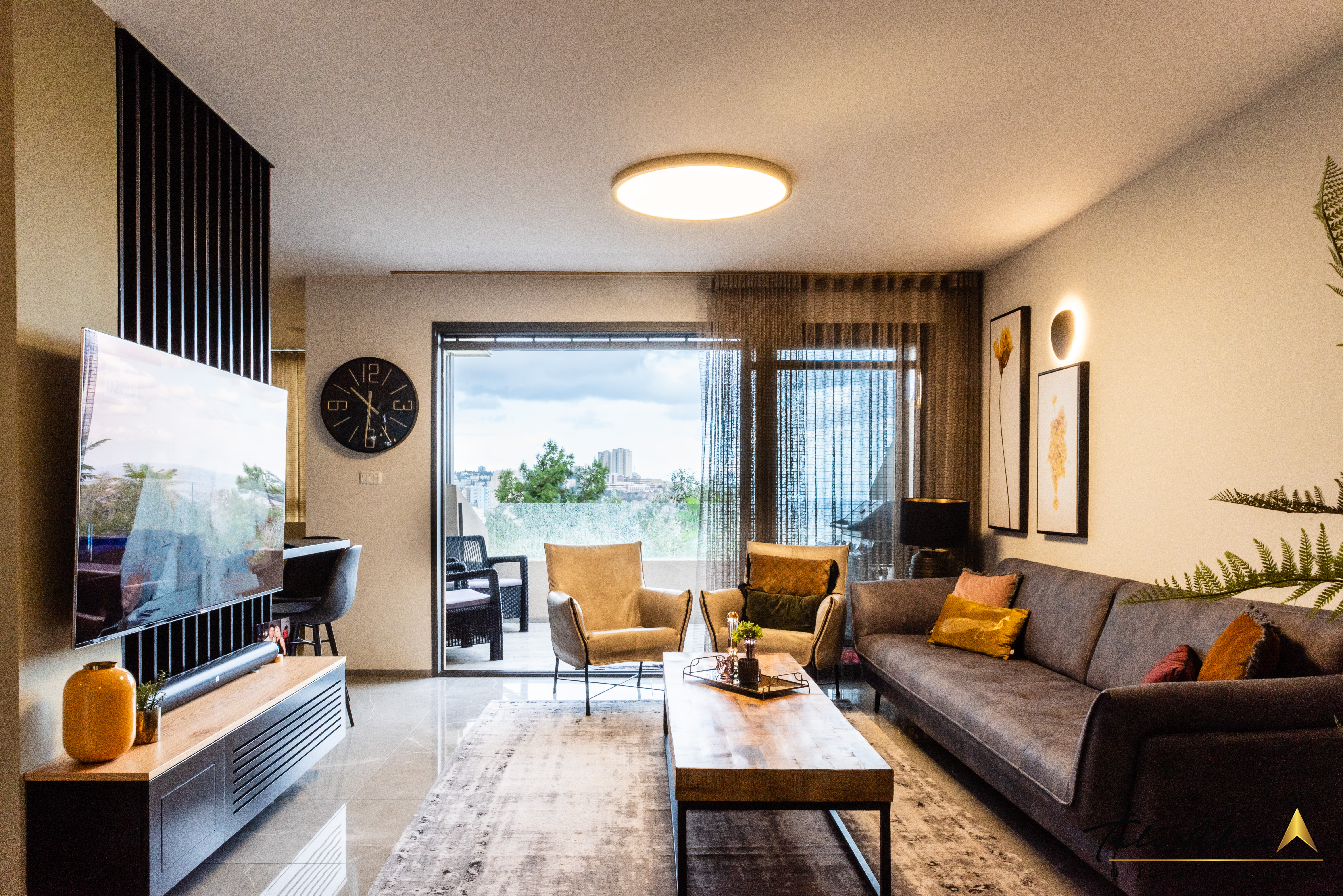 סטיילינג בנשר-שימו לב לשילוב העמוד התומך כקיר טלויזיה :-)