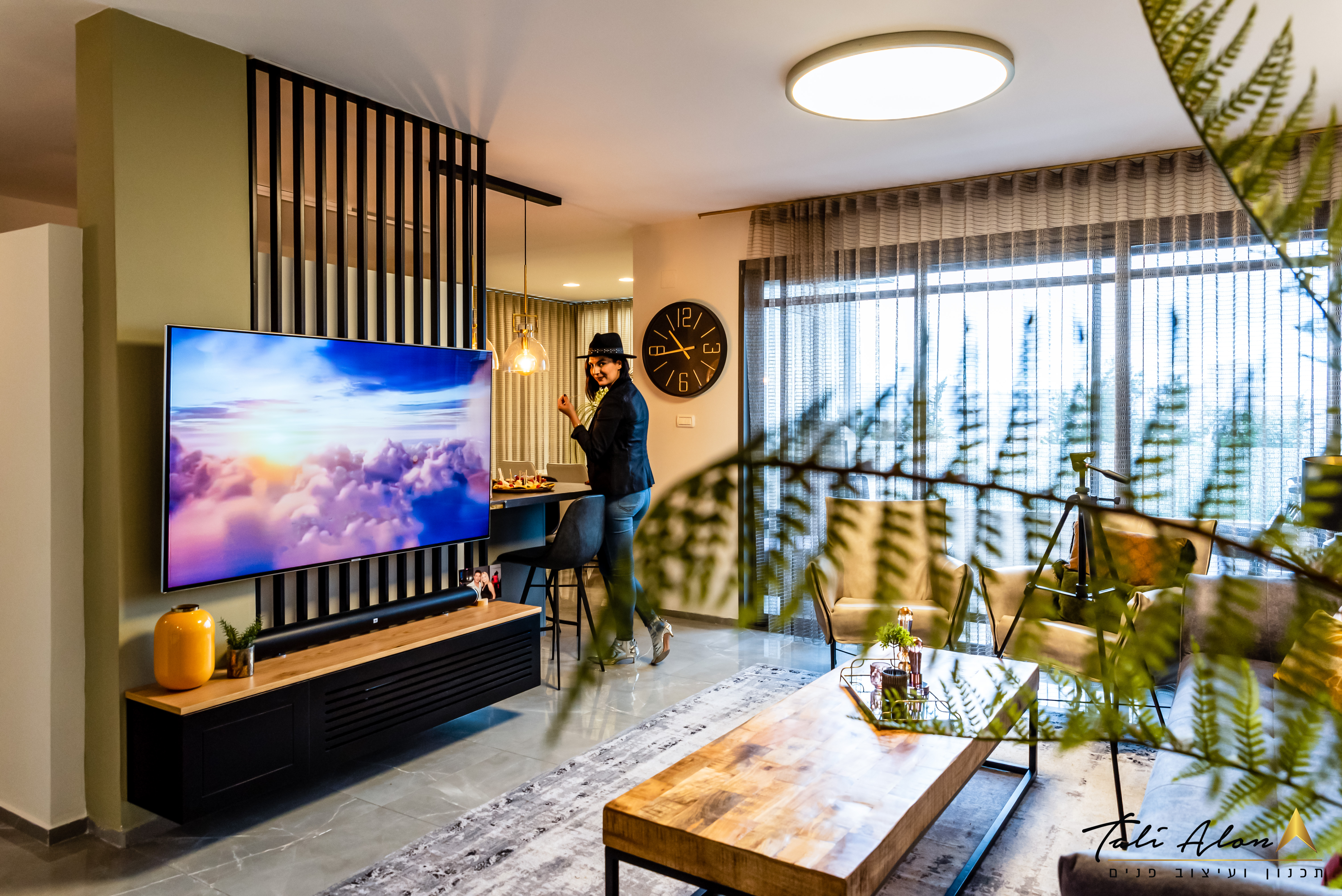 סטיילינג בנשר-שימו לב לשילוב העמוד התומך כקיר טלויזיה :-)