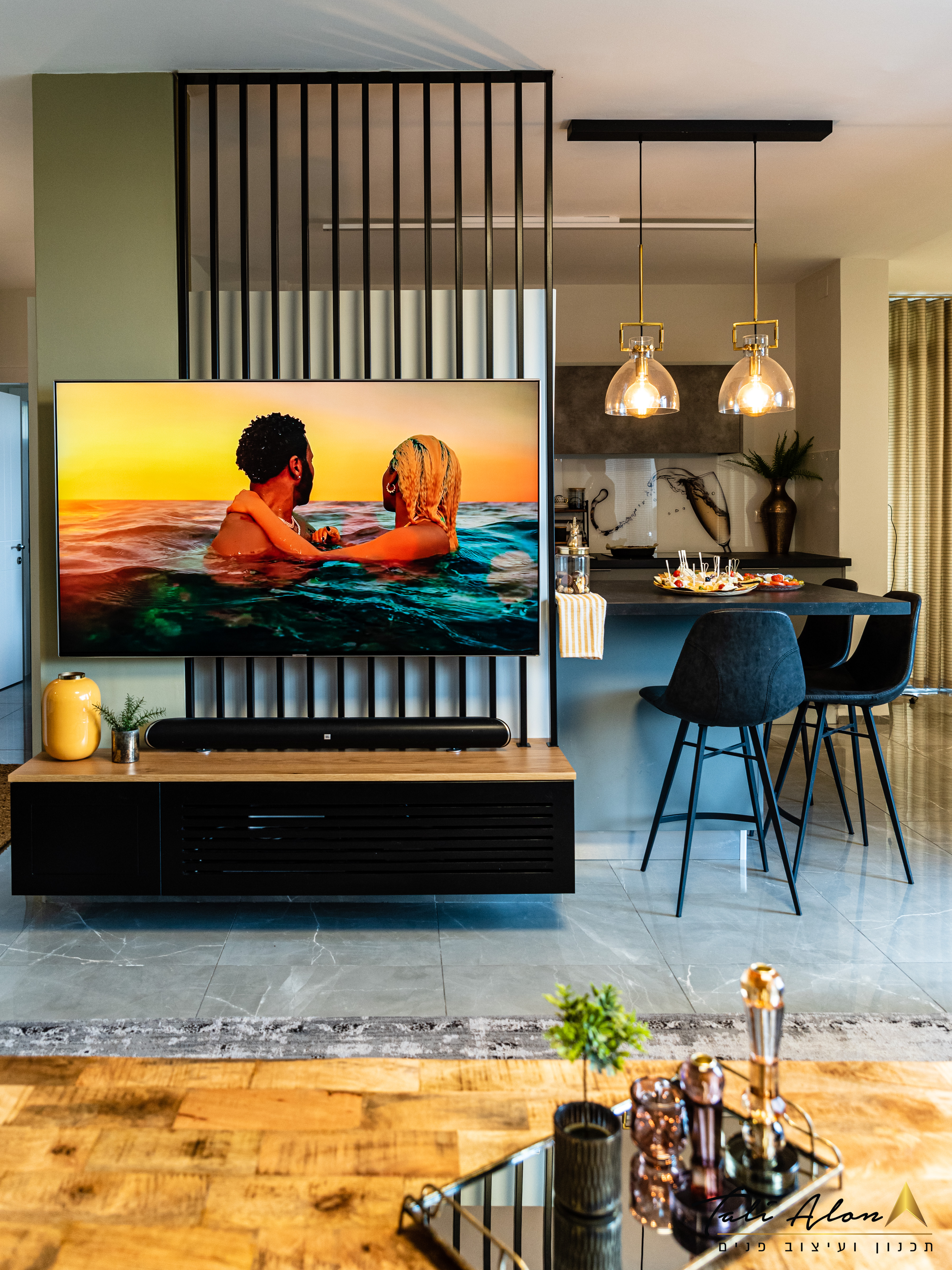 סטיילינג בנשר-שימו לב לשילוב העמוד התומך כקיר טלויזיה :-)