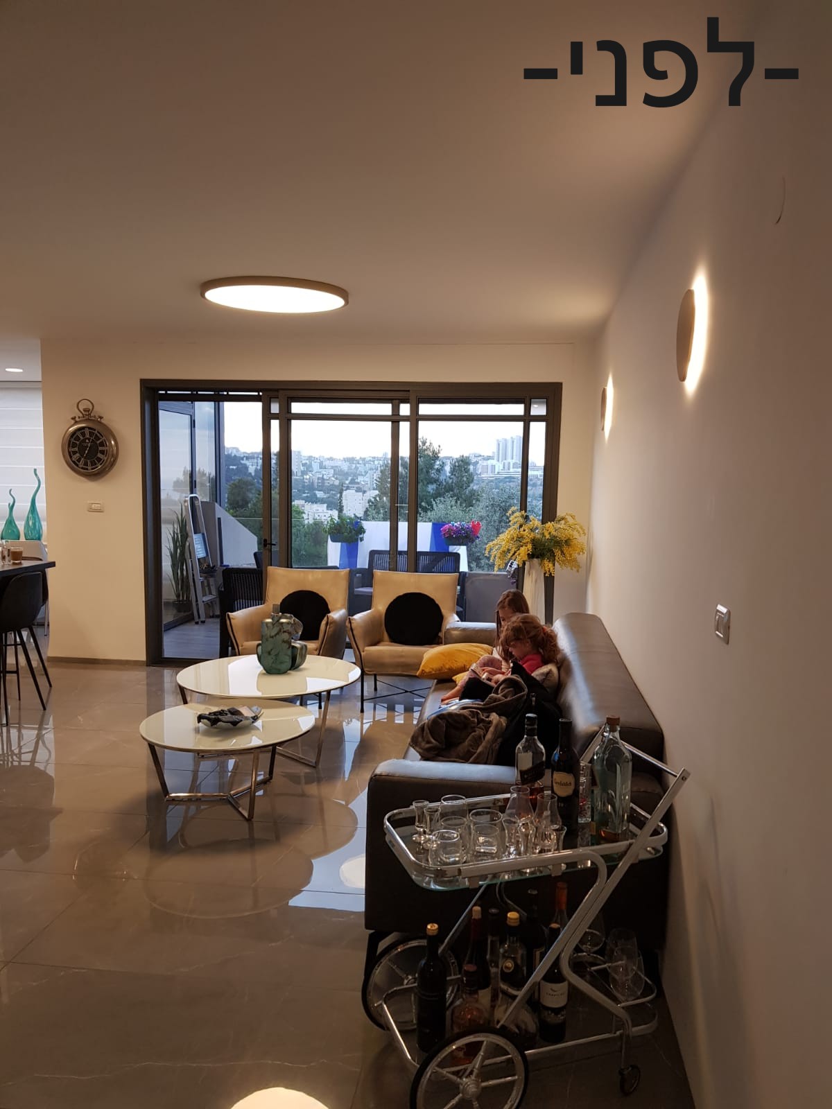 סטיילינג בנשר-שימו לב לשילוב העמוד התומך כקיר טלויזיה :-)