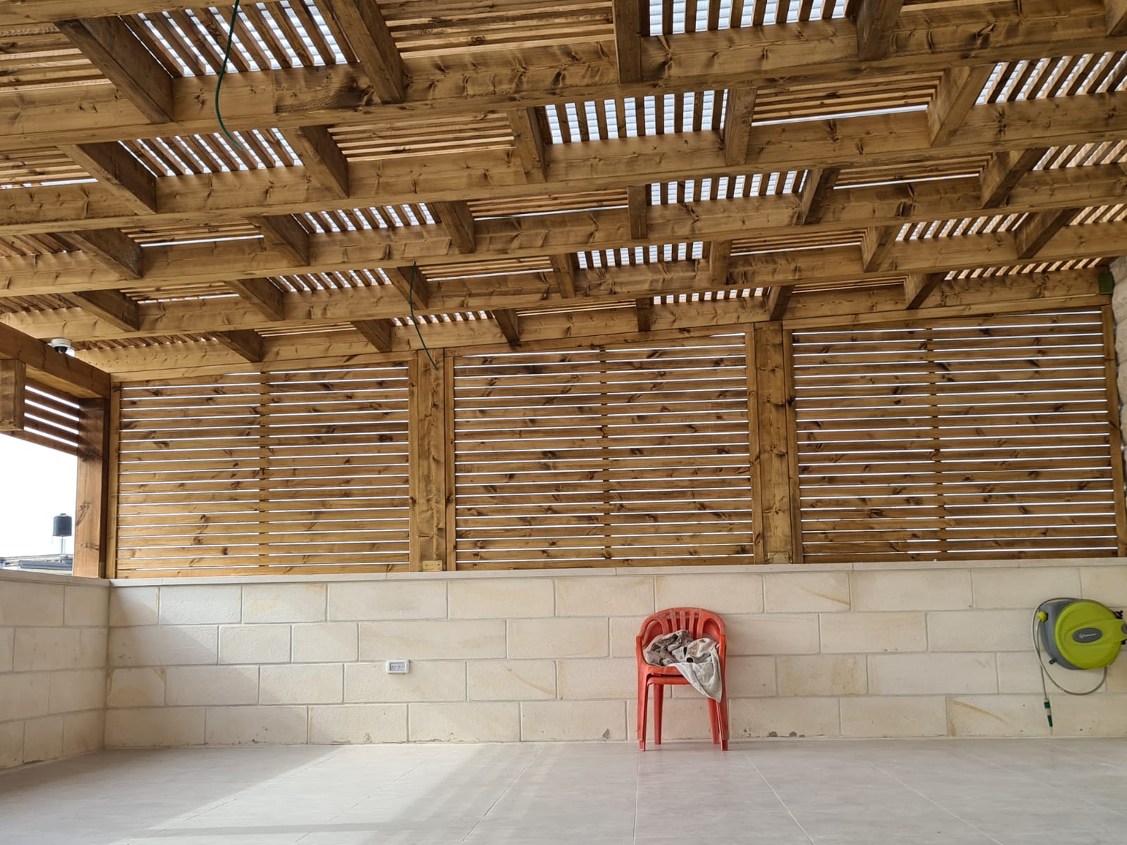 פרגולה וגדר מעץ