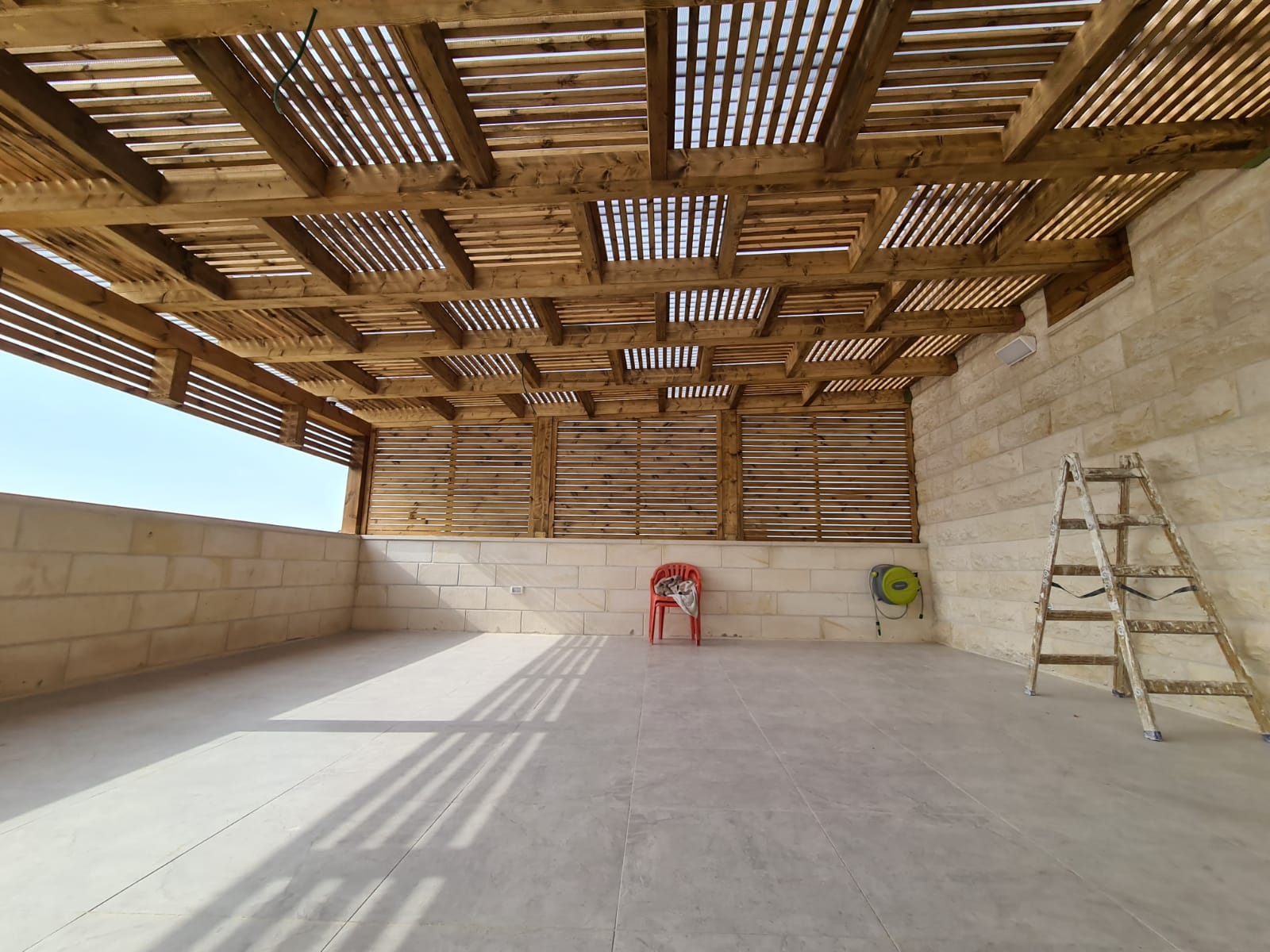 פרגולה וגדר מעץ