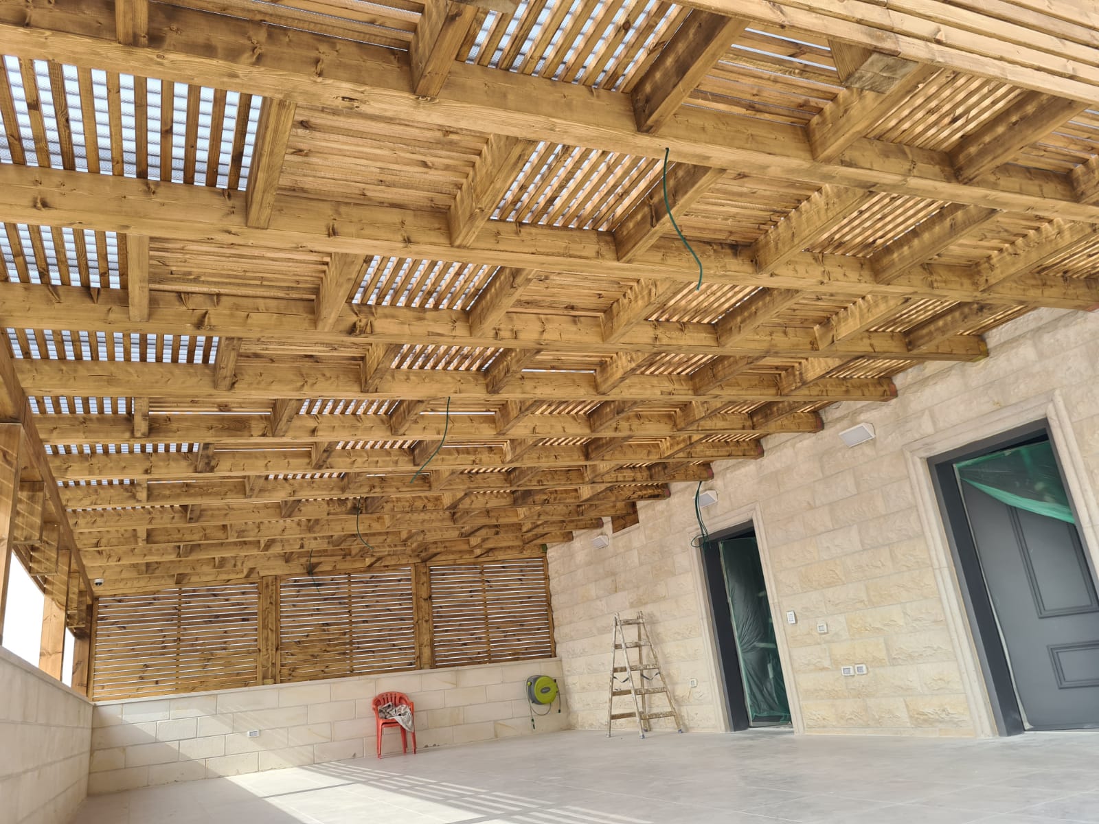 פרגולה וגדר מעץ