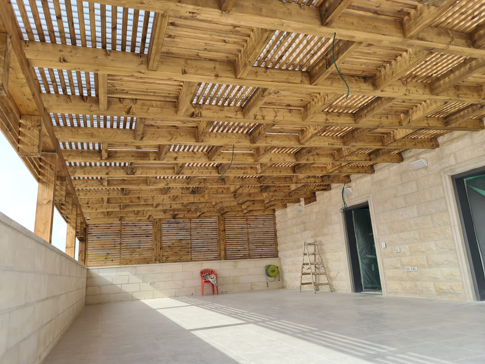 פרגולה וגדר מעץ