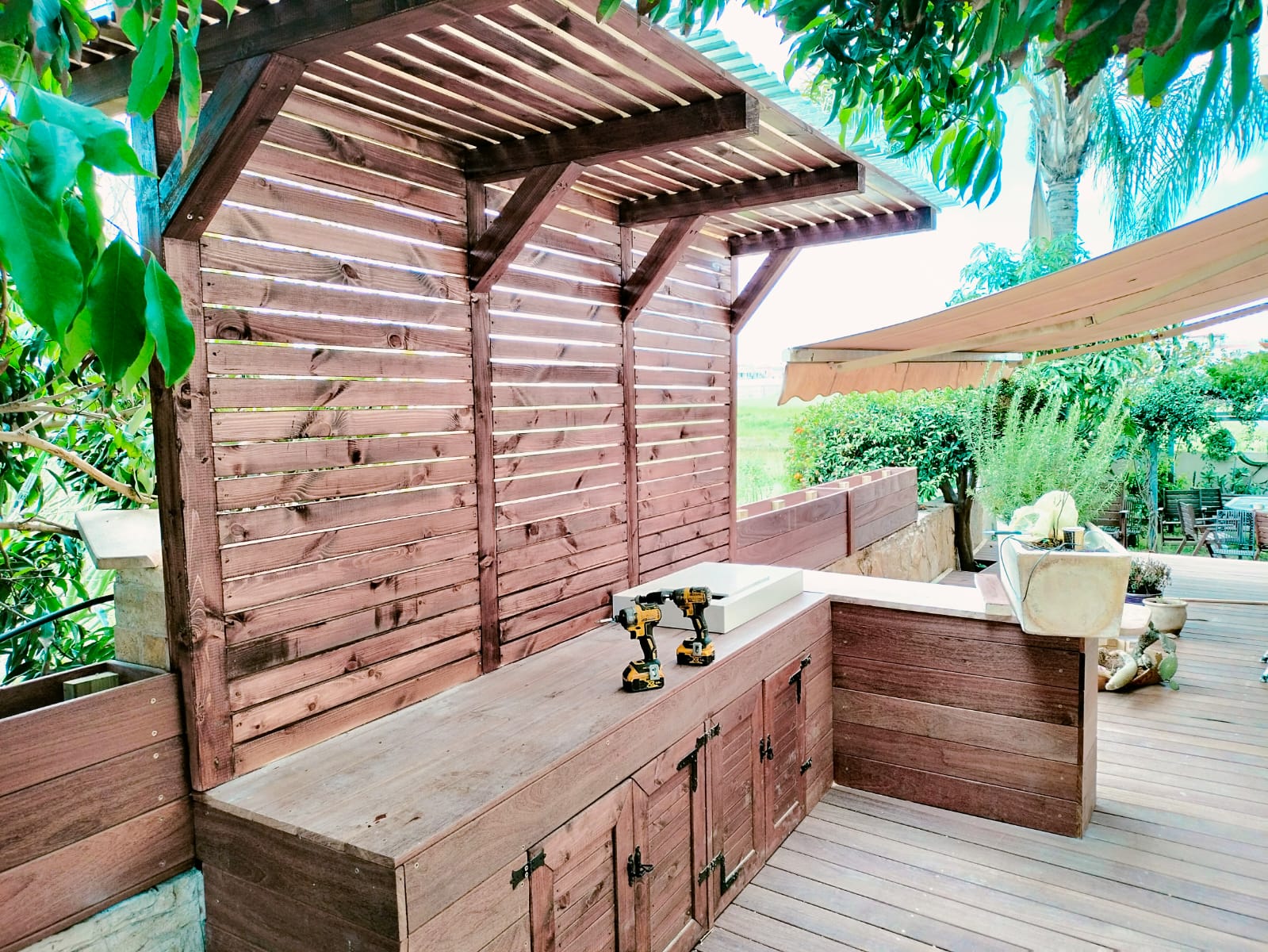 מטבח חוץ מעץ