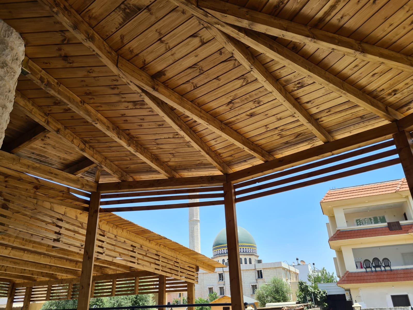 פרגולת עץ בבית פרטי