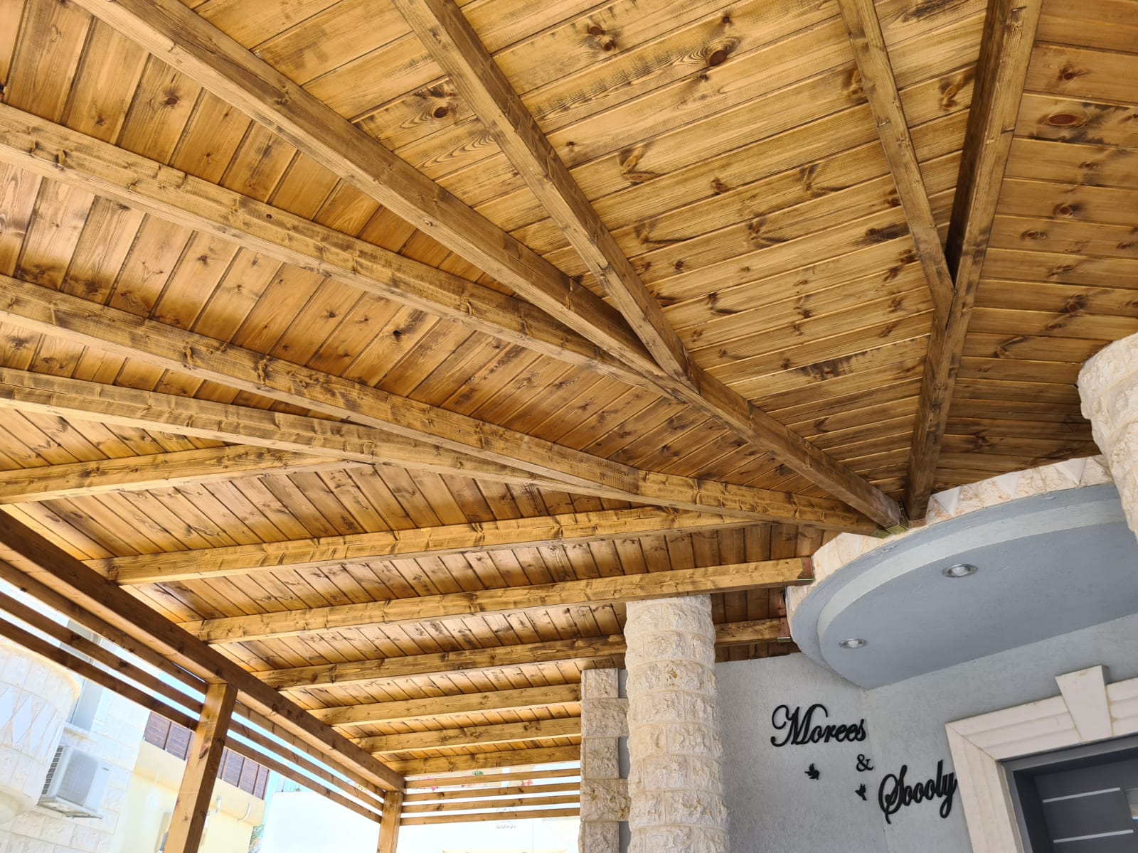 פרגולת עץ בבית פרטי