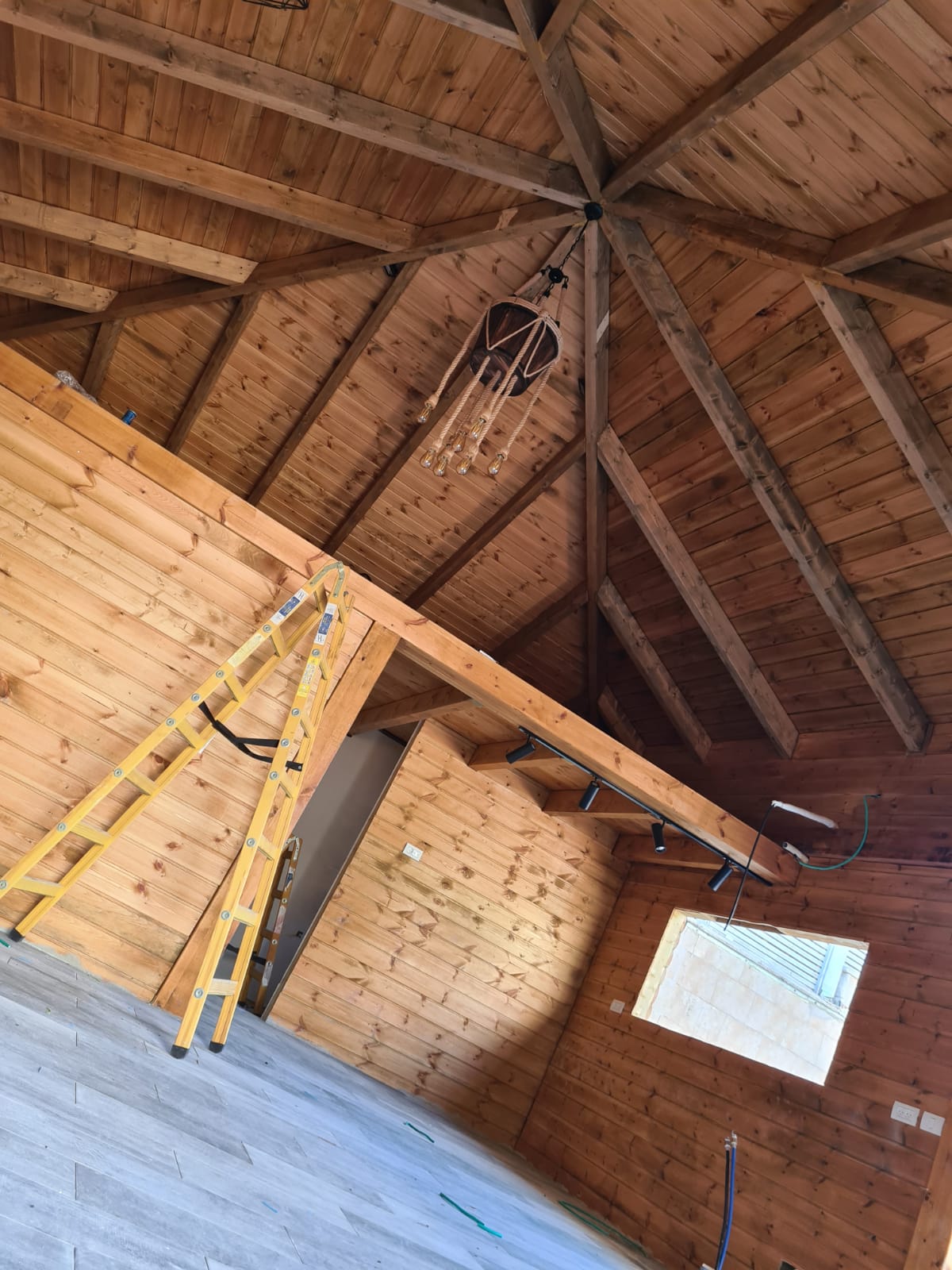 פרגולת עץ בבית פרטי