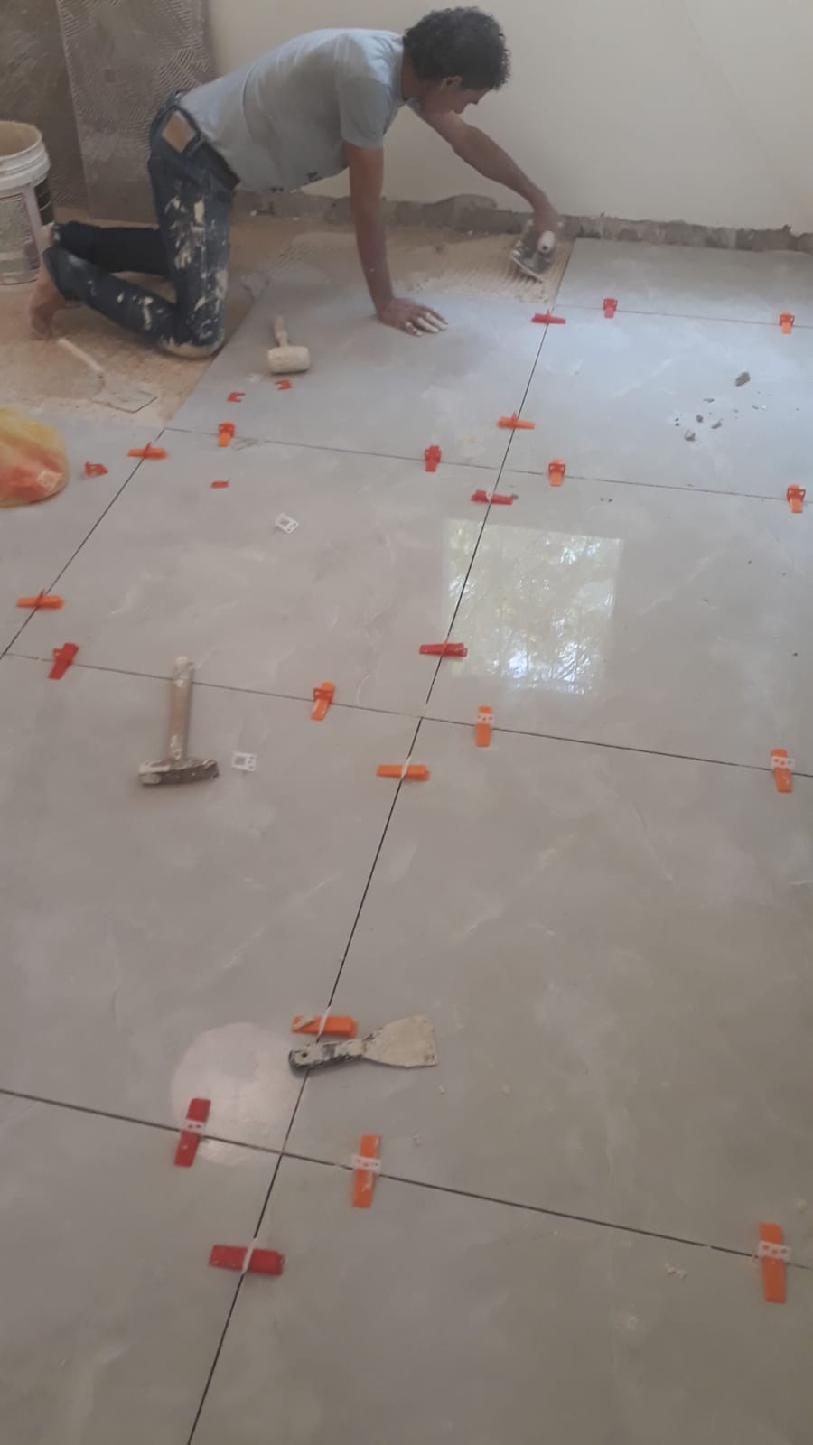 מגוון עבודות ריצוף בהדבקה